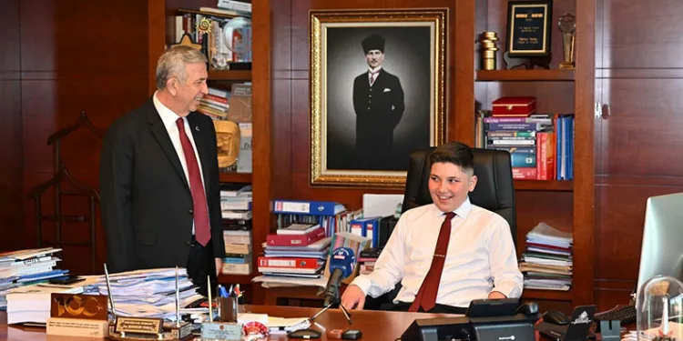 Mansur Yavaş koltuğunu Muhammed Uğur’a bıraktı