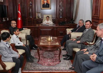 Bursa’nın çocuk valisi makamına oturdu