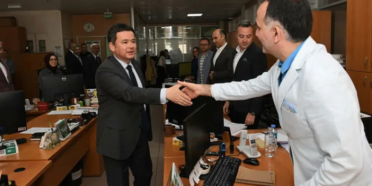 Erkan Aydın belediye personelini ziyaret etti