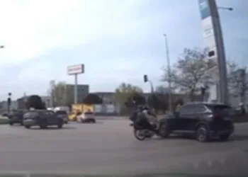 Bursa’da motosiklet TOGG’a çarptı