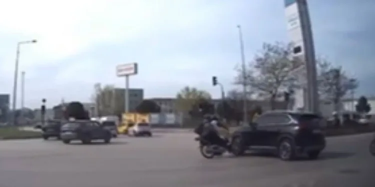 Bursa’da motosiklet TOGG’a çarptı