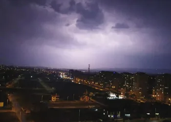 Kayseri’de şimşekler geceyi aydınlattı
