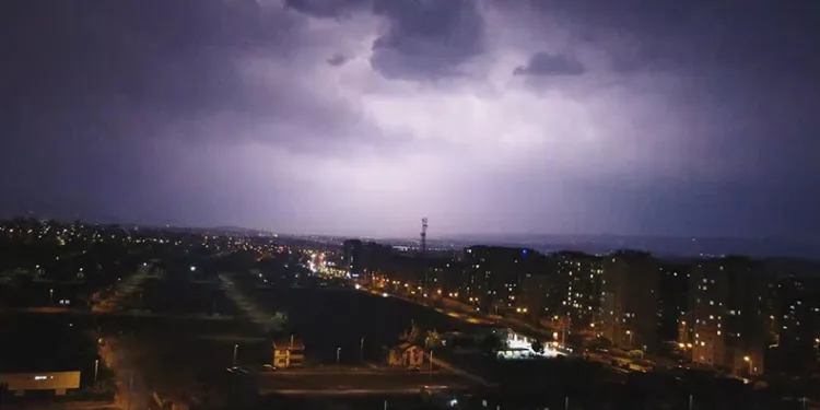 Kayseri’de şimşekler geceyi aydınlattı