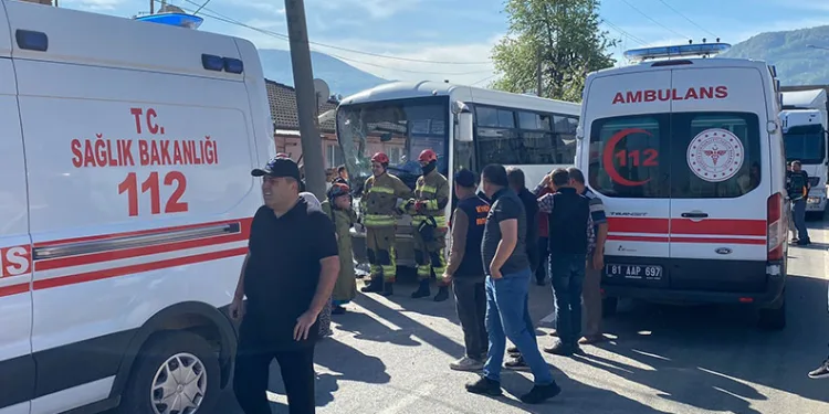 Halk otobüsü direğe çarptı 12 yaralı