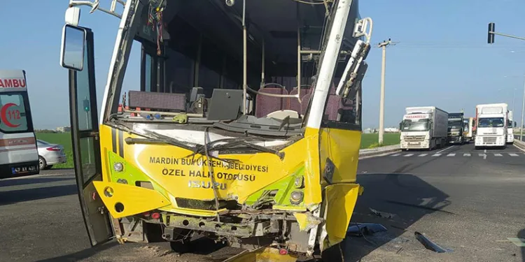 Mardin’de tır ile halk otobüsü çarpıştı: 12 yaralı
