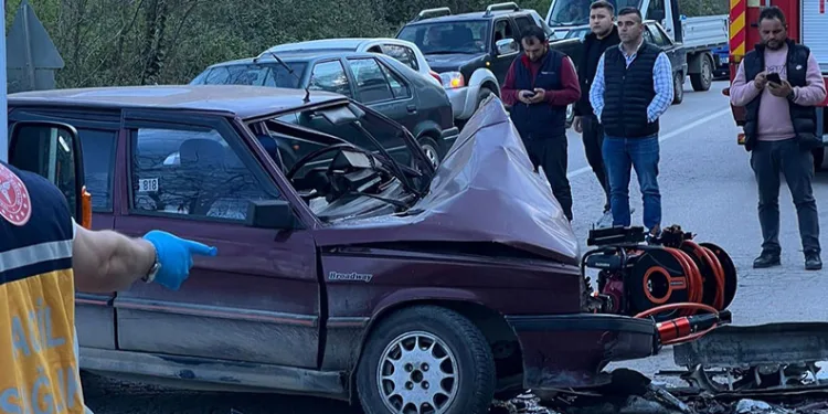 Ordu’da iki otomobil kafa kafaya çarpıştı: 9 yaralı
