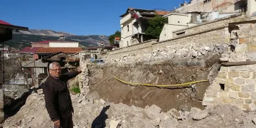 Depremde çöken istinat duvarı tehlike oluşturuyor
