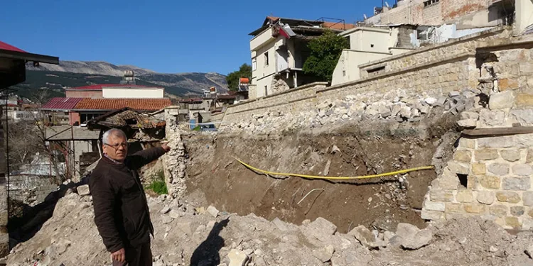Depremde çöken istinat duvarı tehlike oluşturuyor