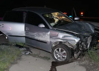 Kaza yapan araçtakilere yardım etmek isterken canından oldu