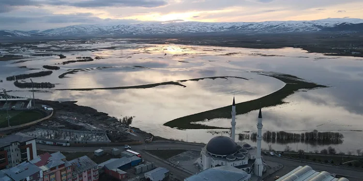 Ardahan’da nehir taştı, ova göle döndü
