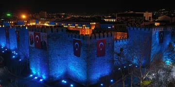 Tarihi kalede Dünya Otizm Farkındalık Günü’ne özel aydınlatma