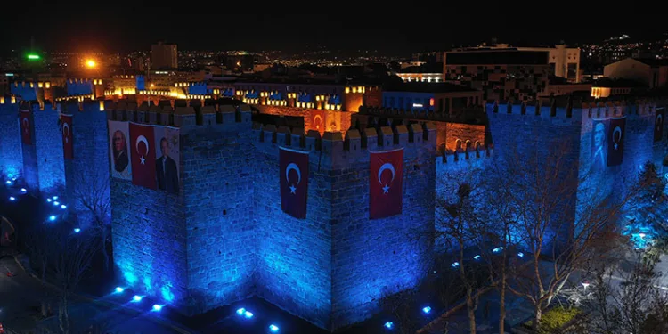 Tarihi kalede Dünya Otizm Farkındalık Günü’ne özel aydınlatma
