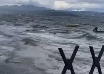 Gemlik’te fırtına hayatı felç etti
