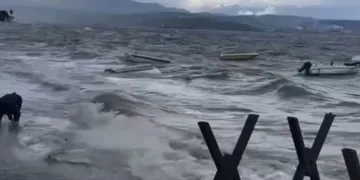 Gemlik’te fırtına hayatı felç etti