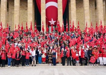 Bakan Tekin, çocuklarla Anıtkabir’de