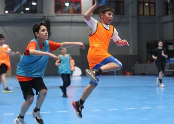 Hentbol ve masa tenisinde kazananlar kupa ve madalyalarını aldı