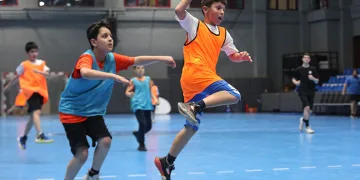 Hentbol ve masa tenisinde kazananlar kupa ve madalyalarını aldı