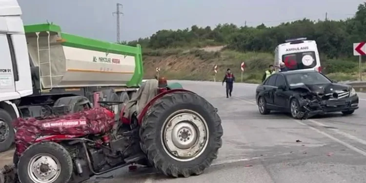 Bursa’da traktör ile otomobil çarpıştı: 3 yaralı