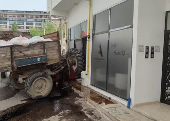 Bursa’da kontrolden çıkan traktör kaza yaptı: 2 yaralı