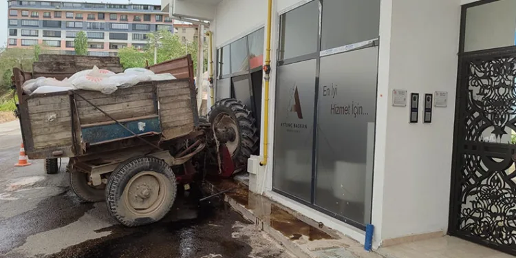 Bursa’da kontrolden çıkan traktör kaza yaptı: 2 yaralı