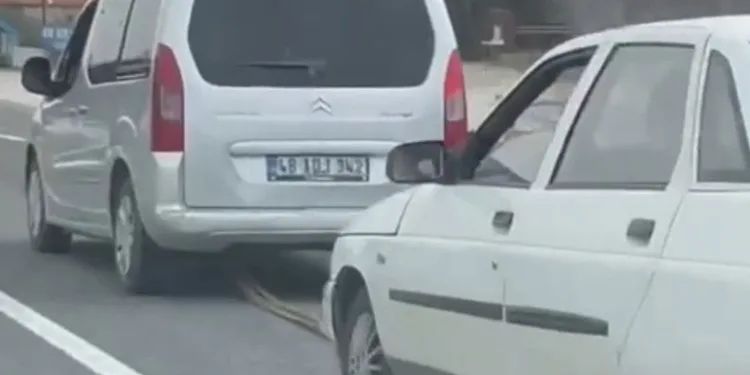 Yolda bozulan otomobili böyle çekti