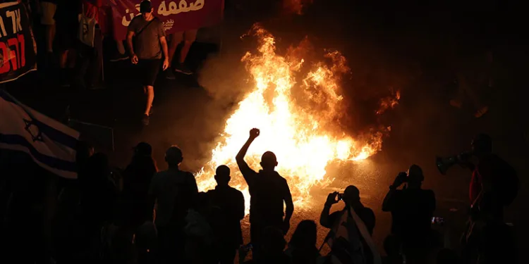 Gazze’deki esirlerin aileleri sokağa indi