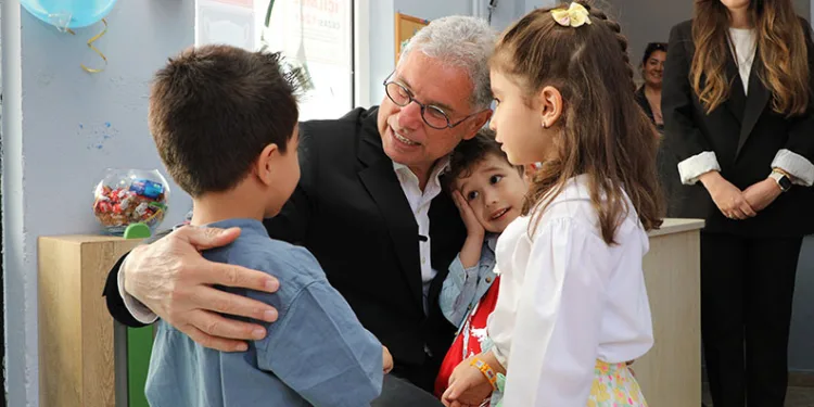 Deniz Dalgıç çocuklarla bayramlaştı