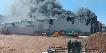 Burdur’da çocuk parkı malzemeleri fabrikasında yangın çıktı