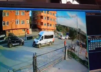 Servis minibüsü, 7 yaşındaki çocuğu ezdi