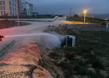 Bilecik’te devrilen kamyonet alev aldı