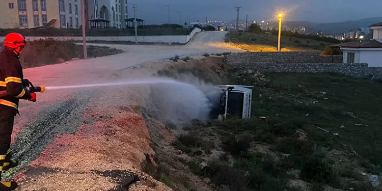 Bilecik’te devrilen kamyonet alev aldı