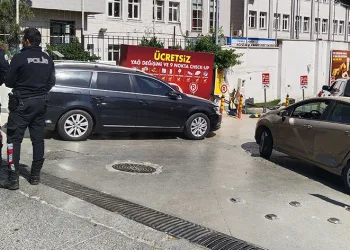Kadıköy’de sürücü ortalığı birbirine kattı