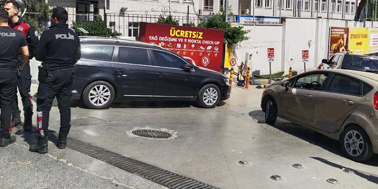 Kadıköy’de sürücü ortalığı birbirine kattı
