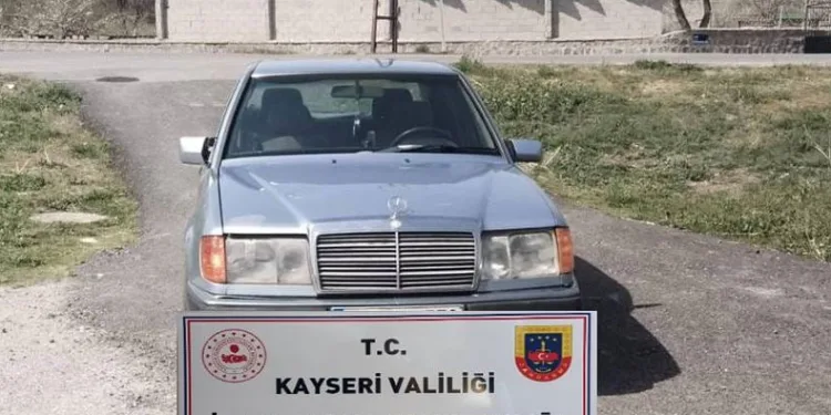 Çalıntı otomobilden uyuşturucu ele geçirildi