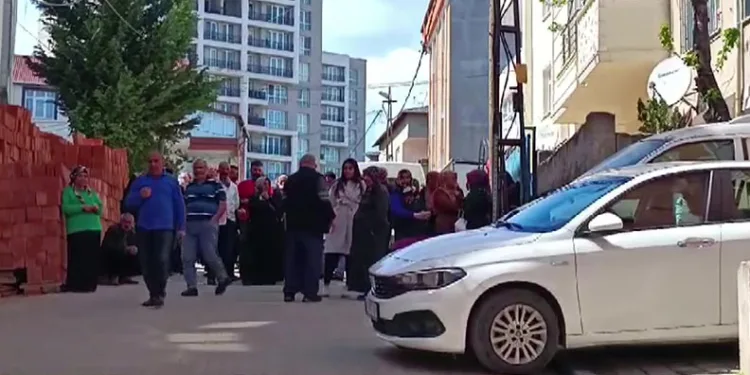 Annesini ve abisini öldürdü, babası ve kız kardeşini yaraladı