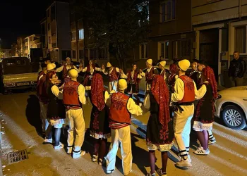 Bursa’da yöresel kıyafetli ilginç sahur programı