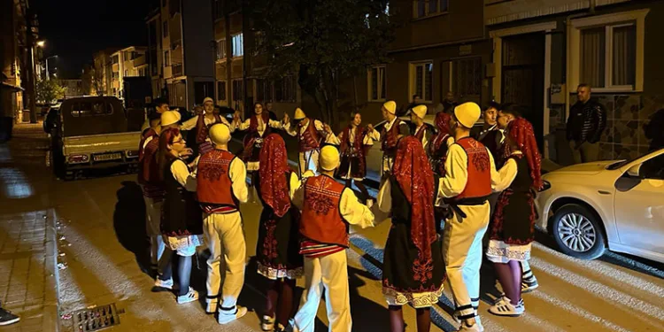 Bursa’da yöresel kıyafetli ilginç sahur programı