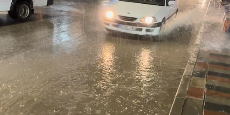 Yüksekova’da caddeler göle döndü
