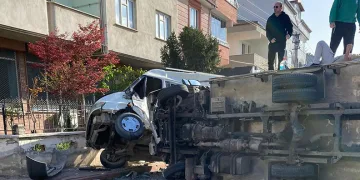 Bursa’da minibüs ile kamyonet çarpıştı: 3 yaralı