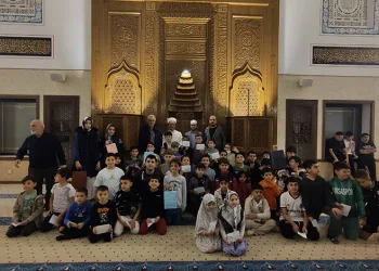 Bursa’da teravih namazına gelen çocuklara hediye tablet