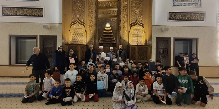 Bursa’da teravih namazına gelen çocuklara hediye tablet