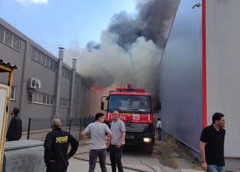 Bursa’da sandalye fabrikası alev alev yandı