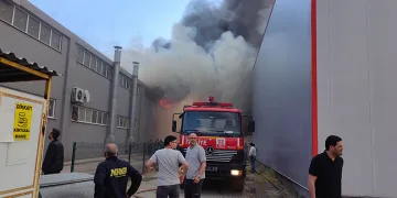 Bursa’da sandalye fabrikası alev alev yandı