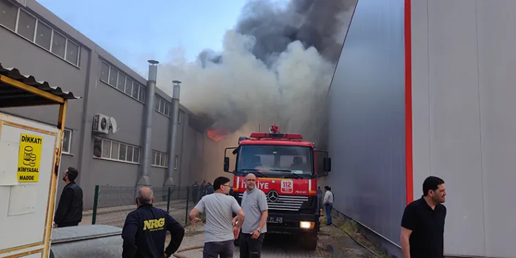 Bursa’da sandalye fabrikası alev alev yandı