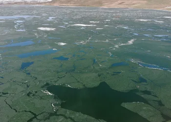Kars’ın zirvesindeki gölün buzları çözülüyor