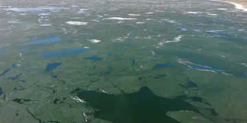 Kars’ın zirvesindeki gölün buzları çözülüyor