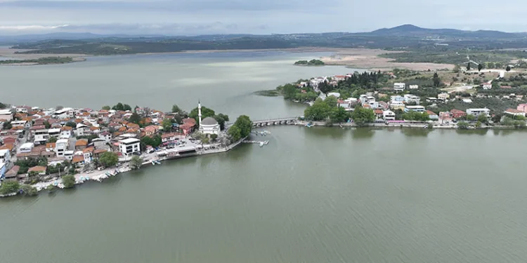Tarihi ve doğasıyla ünlenen Gölyazı turistleri bekliyor