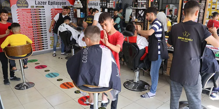Banka sırası değil, tıraş kuyruğu