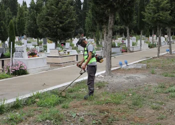 Burhaniye Belediyesi mezarlıkları bayram için hazırladı