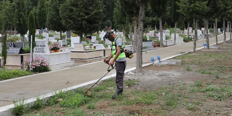 Burhaniye Belediyesi mezarlıkları bayram için hazırladı